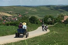 Feldweg mit Kutsche und Motorrad in Rumänien