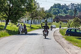 Dorf Rumänien Motorradfahrer