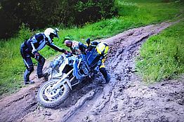 Rumänien Motorrad im Schlamm